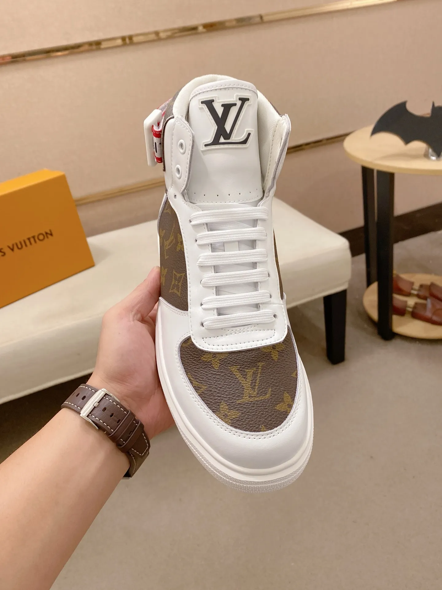 Men's shoes 400💰louis vuitton (Louis Vuitton/lv)🔍🔍The new counters are on sale at the same time. The uppers are imported from Italy. ⃣️Re-engraved🇮🇹💪💪, ⚠Sole: The original sole is specially provided by the original factory, the exclusive movable molded sole is super comfortable, ⚠Original and single goods 🔍high quality, you can enter and leave the counter at will, welcome to compare⚠. Code number: 38-44 (45/customized, non-refundable)